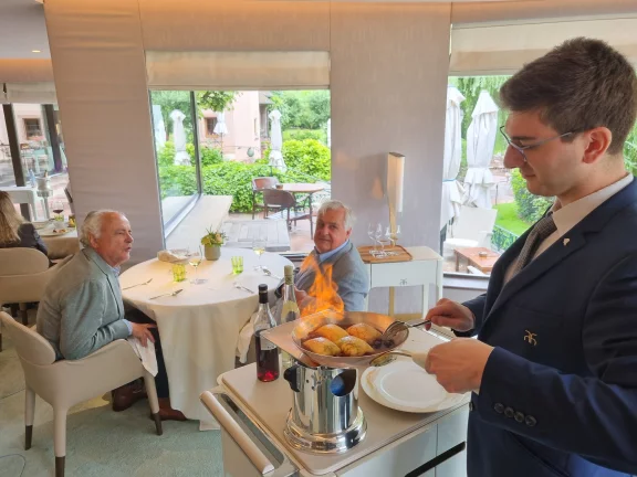 Préparation en salle, des crêpes cherry Gaby, flambées au kirsch dont raffolait Mireille Mathieu.