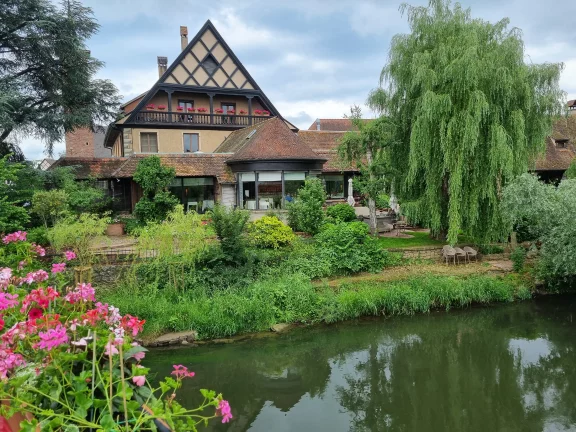 L'hotel-restaurant est installé au bord de l'Ill.