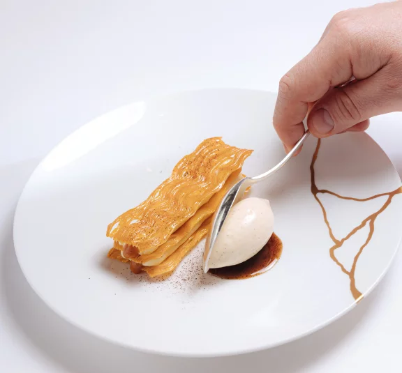 Mille feuilles à la vanille de Tahiti et aux noisettes du Piémont.