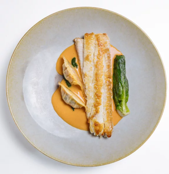 Sole de ligne rôtie, beurre de homard, laitue braisée et ravioles de homard. Photo Vincent Muller.