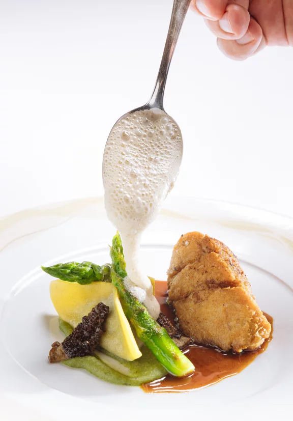 Ris de veau poêlé aux morilles fraîches, asperges vertes et émulsion au vin jaune. Photo Vincent Muller