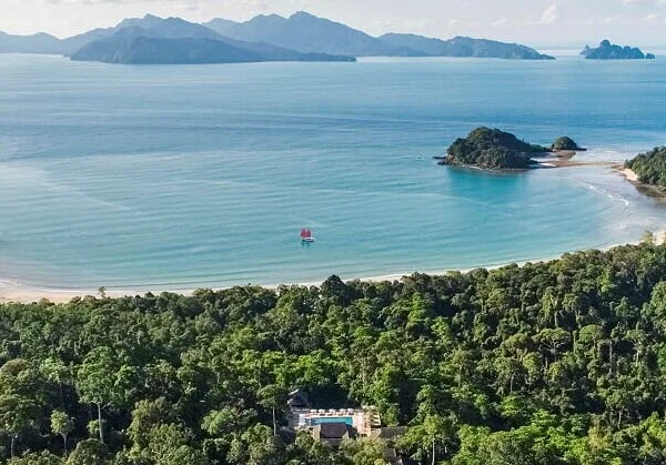 Vous voyez un hôtel sur notre photo ? Regardez bien, il est bien là, un des plus beaux hôtels balnéaires du monde, blotti au cœur d’une forêt tropicale vieille de 10 millions d’années.