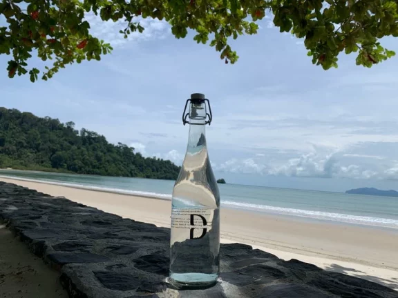 Des bouteilles d’eau sont offertes à plusieurs endroits stratégiques du domaine du Datai Langkawi.