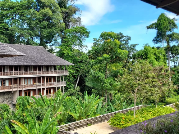 Un des bâtiments principaux du Datai Langkawi.