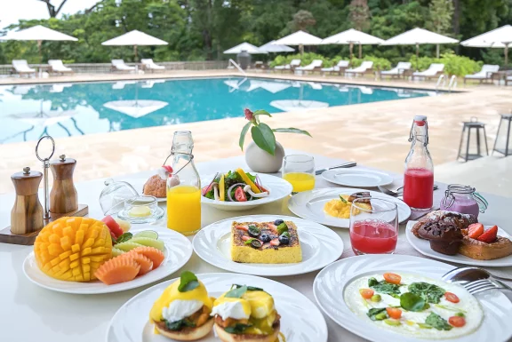 Petit-déjeuner au bord de la piscine.