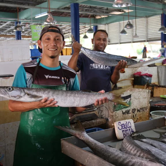 Des barracudas au marché de poissons.
