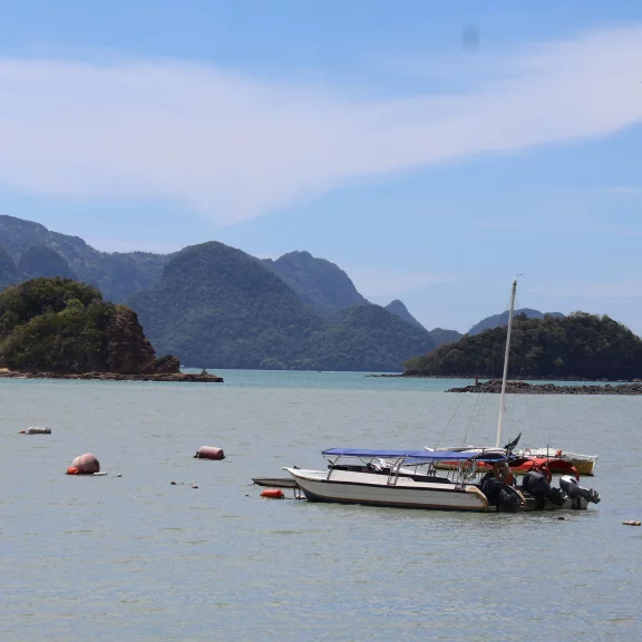 Des petits bateaux permettent de visiter les îles de l'archipel.