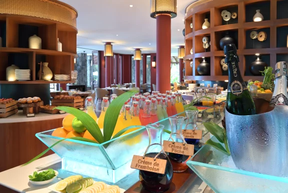 Toute une gamme de jus de fruits frais pour bien commencer la journée.