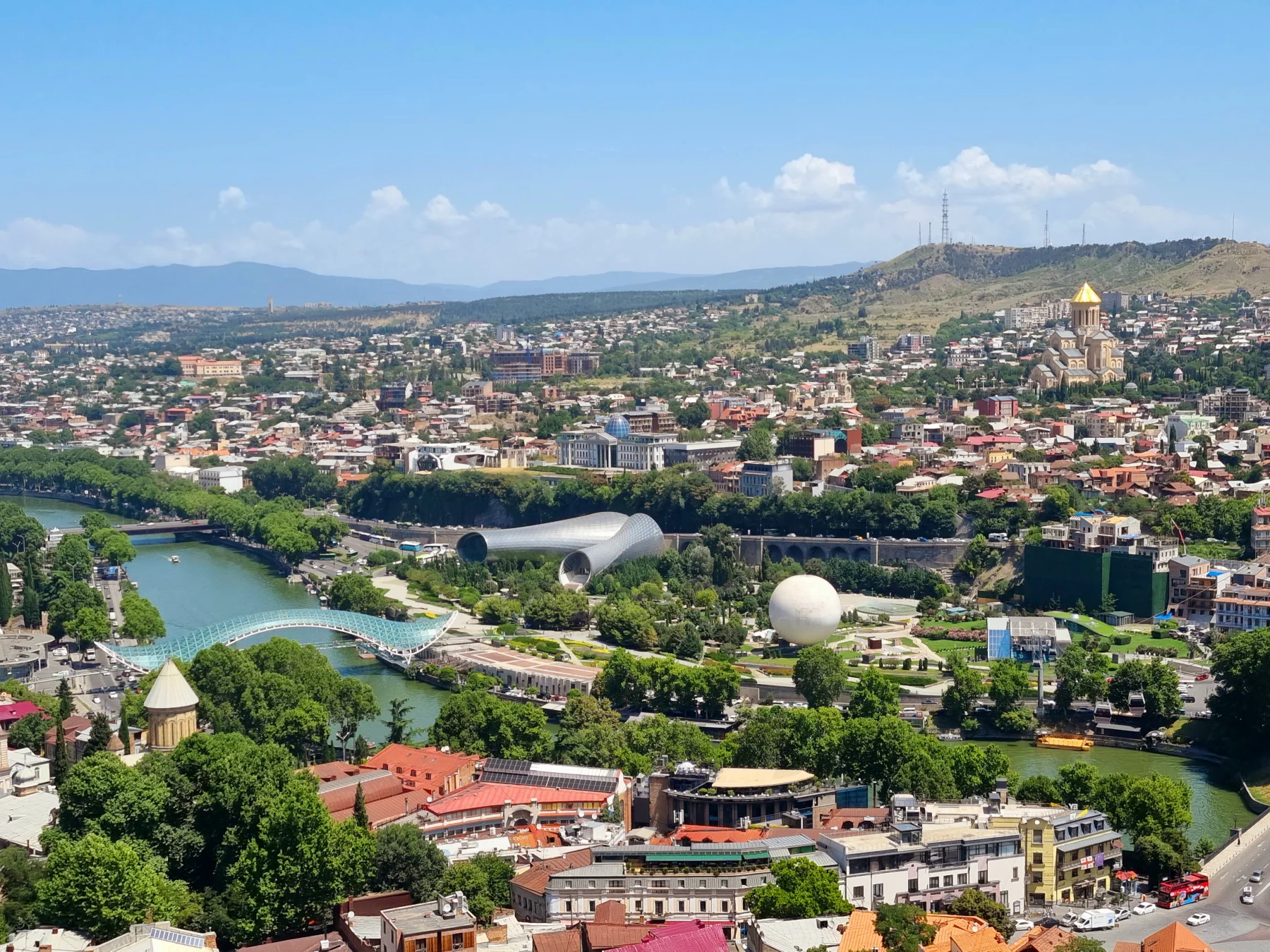 La capitale géogienne navigue entre tradition et modernité dans un décors très arboré.