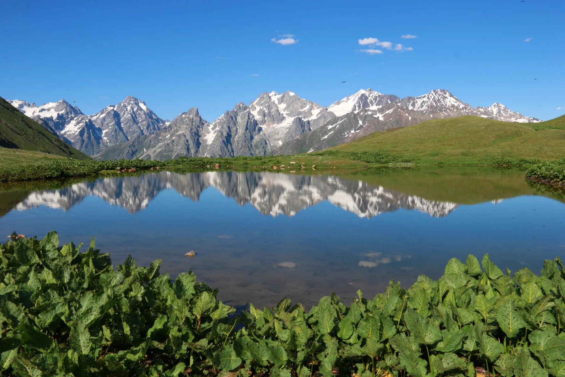 Reflets des montagnes dans l'un des lacs de Koruldi.