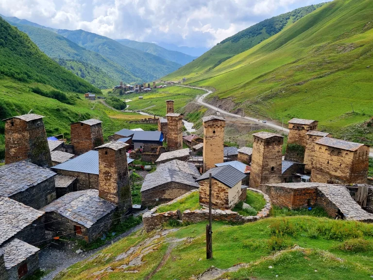Les tours de défense du village d'Ouchgouli sont classés au patrimoine mondial de l'UNESCO.