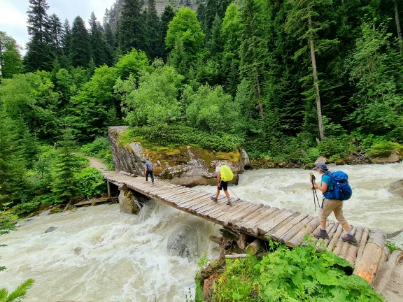 Traversée d'une rivière en contrebas du mont Ouchba.