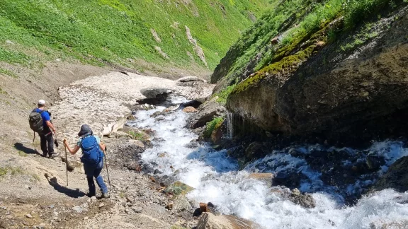 Traversé d'un torrent entre deux névés.