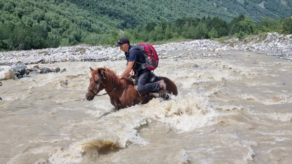 Traversée d'un torrent à cheval.