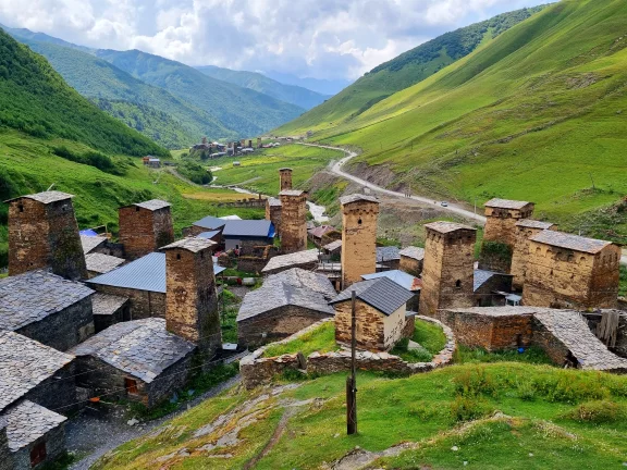 Les tours de défense du village d'Ouchgouli sont classés au patrimoine mondial de l'UNESCO.