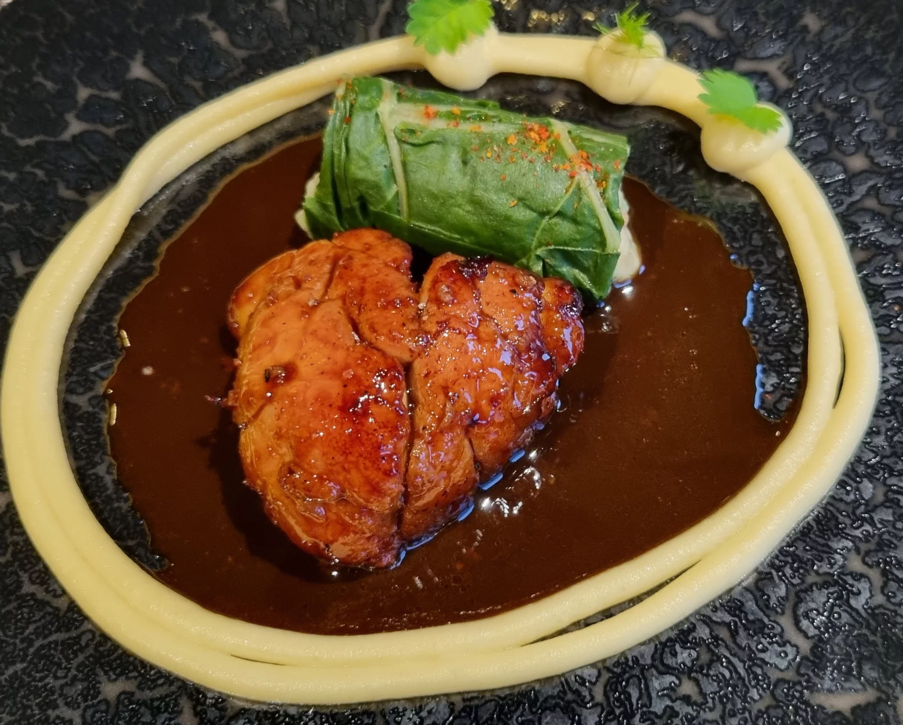Le ris de veau de lait caramélisé au miel de sapin et vinaigre balsamique avec un cannelloni de côte de blette.