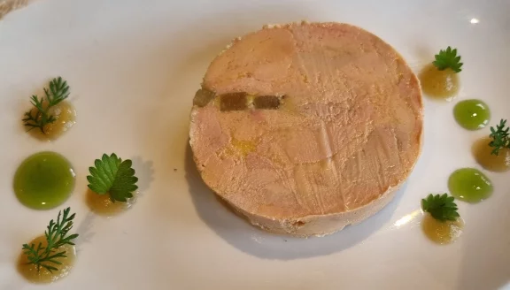 Le foie gras, ici à la poire et aux bourgeons de sapin est l'une des grandes specailités du chef qui a même crée sa propre marque.