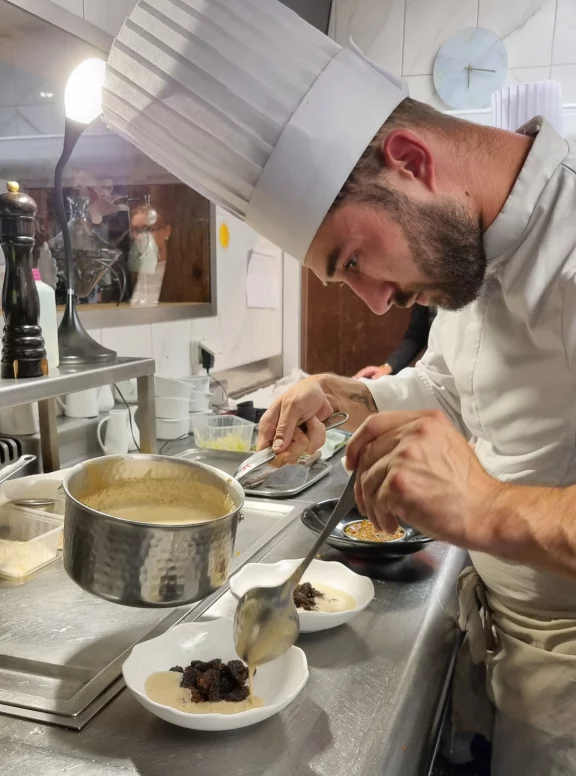 Alexandre, le fils de Jacques en cuisine.