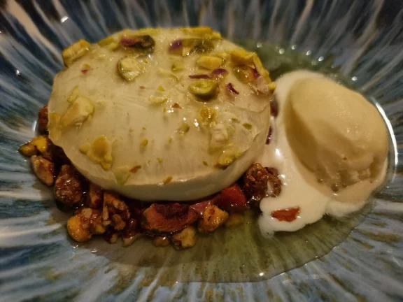 Biscuit financier amande-pistache, ganache de chocolat, dome parfait sapin, recouvert d'un voile de gentiane, sorbet gentiane.