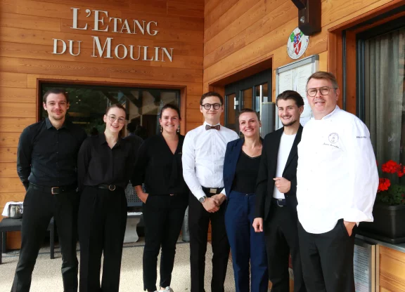 Jacques Barnachon, son fils, ses niéces et une partie de son équipe.