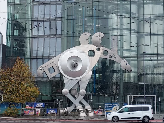 Près de la gare, cette scultpure en inox est une image du Heidelberg contemporain.