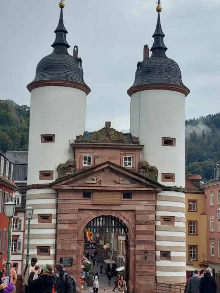 Élément des fortifications de la ville, la Porte du Pont médiévale a servi de poste de garde et de prison.
