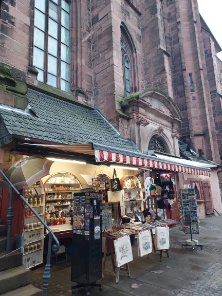 Les murs des églises abritent aussi des étals de marchands.