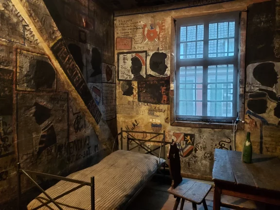 Dans le cachot des étudiants.