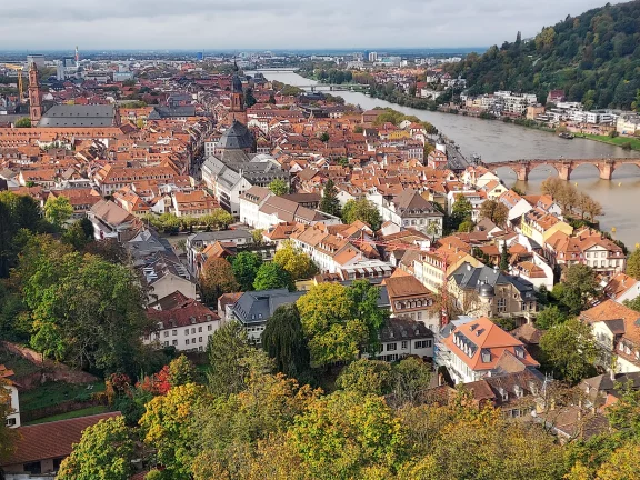 Vue depuis le château sur la ville historique et le vieux pont.