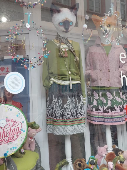 Vus dans une vitrine.