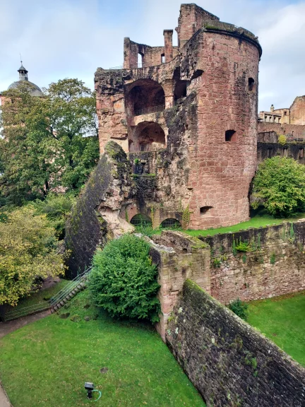 Les troupes françaises avaient essayé de détruire la tour de la poudrière.