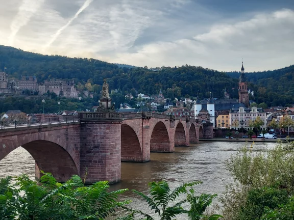 Le Vieux Pont de Heidelberg en grès roses relie les rives du Neckar depuis 1788.