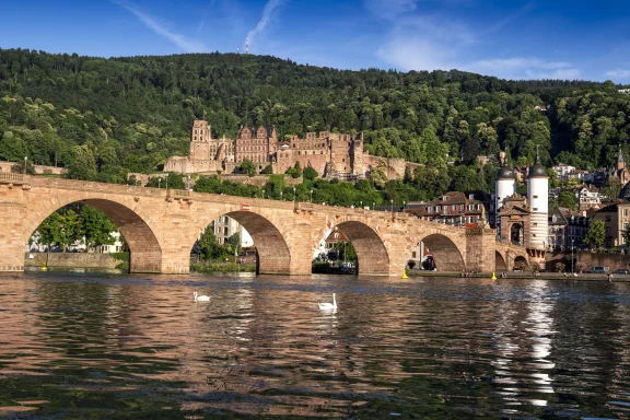 La "carte postale" de Heidelberg: le vieux pont enjambant le Neckar et le château© Heidelberg Marketing