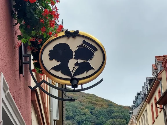 L'enseigne du Café Knösel représente le baiser de l'étudiant.