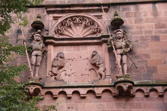 Le porche d'accès à la cour du château de Heidelberg. 