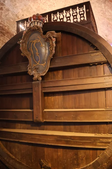 Une estrade de danse coiffe le tonneau de la démesure.