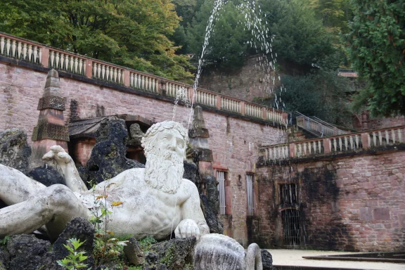 Sculpture représentant le Père Rhin dans les jardins du château de Heidelberg.