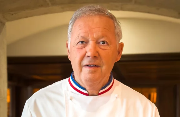  Georges Blanc est l'un des plus grands ambassadeurs de la gastronomie française, doublé d’un entrepreneur avisé.