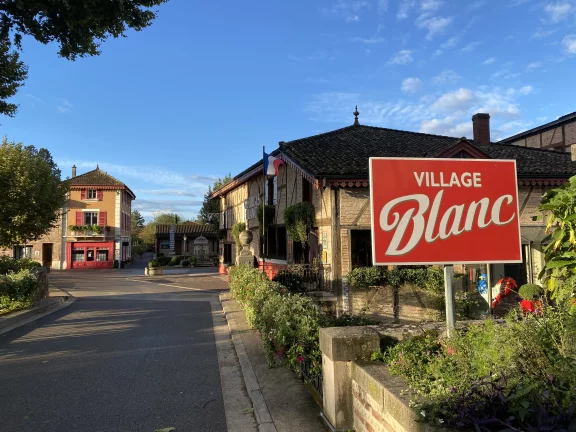 Le village blanc s'étend sur 6 hectares. Il compte plusieurs hotels et restaurants, une boulangerie, un parc et un musée.