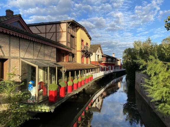 Le restaurant de Georges Blanc est situé au bord de l'eau, sur la place du marché à Vonnas.