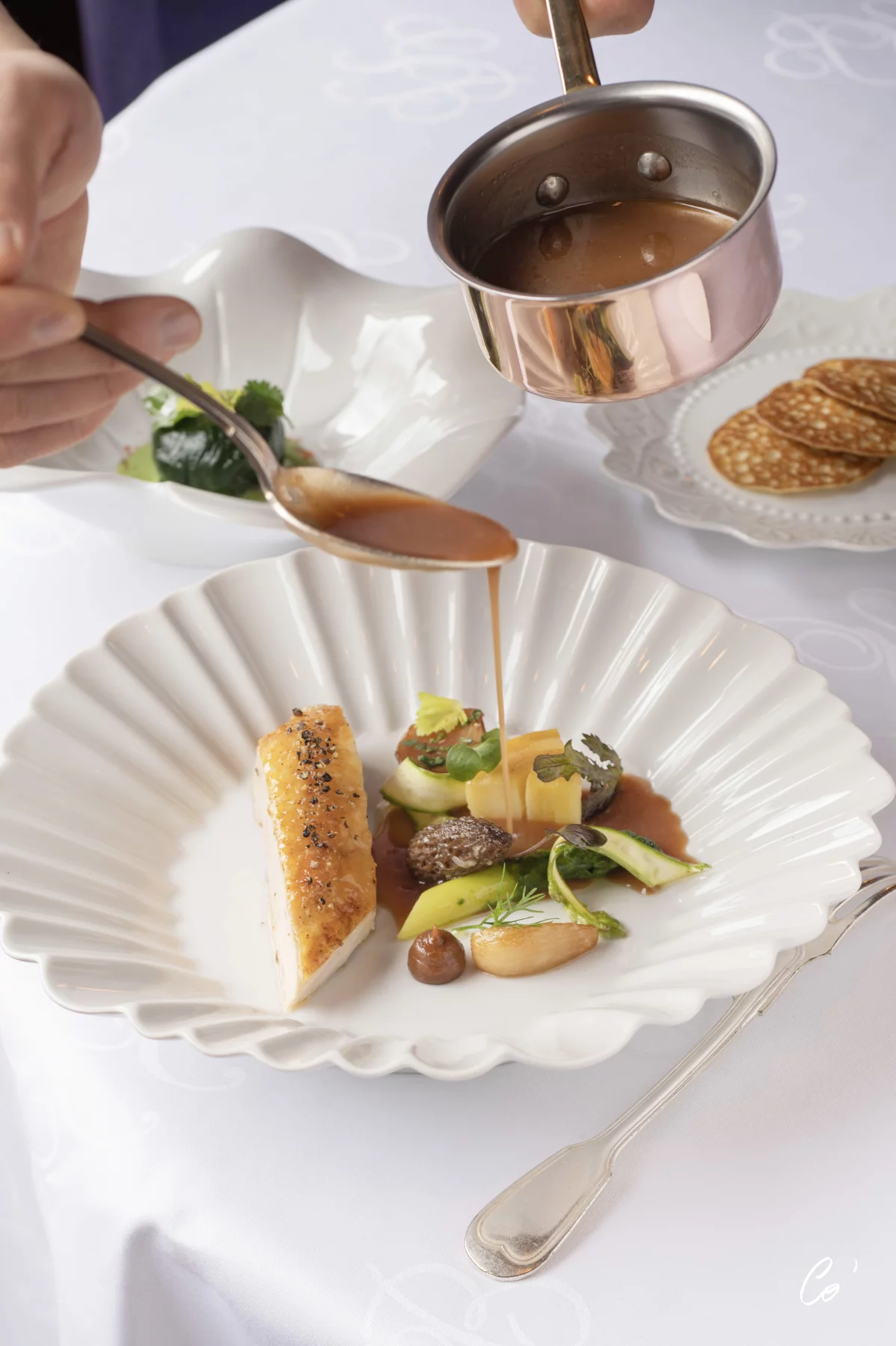 La volaille de Bresse avec morilles, asperges et petits légumes.