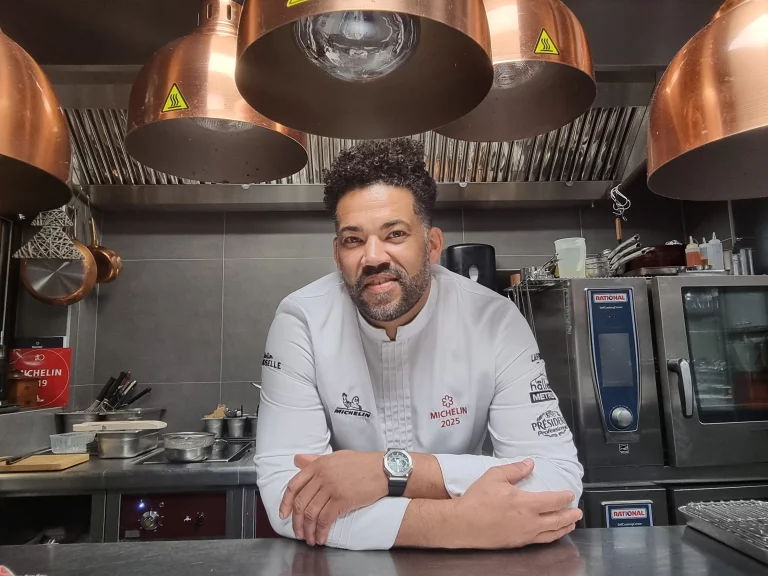 Maye Cissoko dans la cuisine de son restaurant à Rouvres-en-Xaintois.