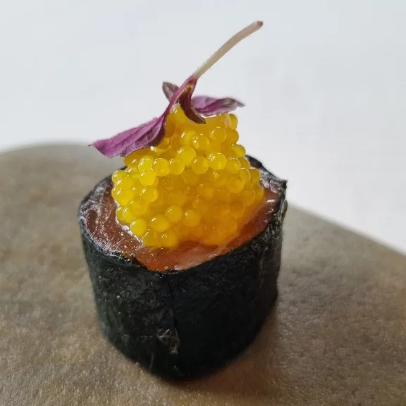 Saumon gravlax enrobé d'algues avec ses oeufs tobiko (les oeufs des poissons volants)