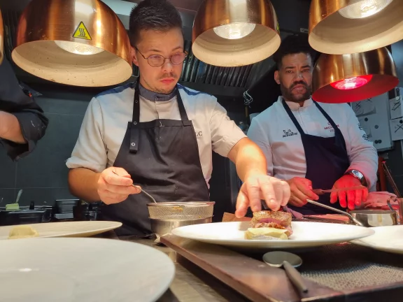 Préparation des plats minute en cuisine.