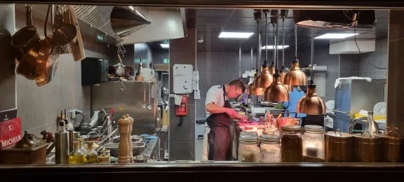 La cuisine ouverte permet de voir la brigade à l'oeuvre.