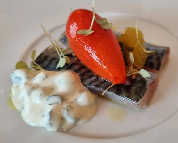 Maquereau aigre doux, sorbet piquillo et créme aux concombres.