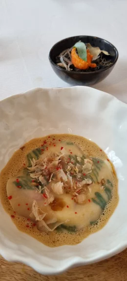 Raviolle de homard breton et en arrière plan, tempura de homard.