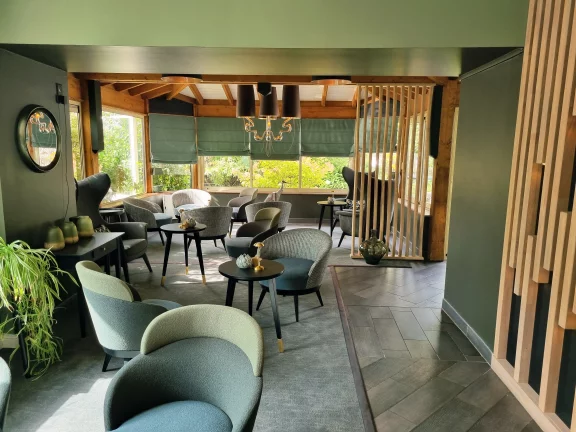 Le salon du bar s'ouvre sur la terrasse.