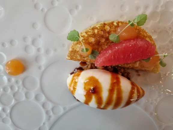 Sorbet laitier nappé d'un caramel au gin, pamplemouse en gel, en ségements et dans un crème, fourée dans une crépe.