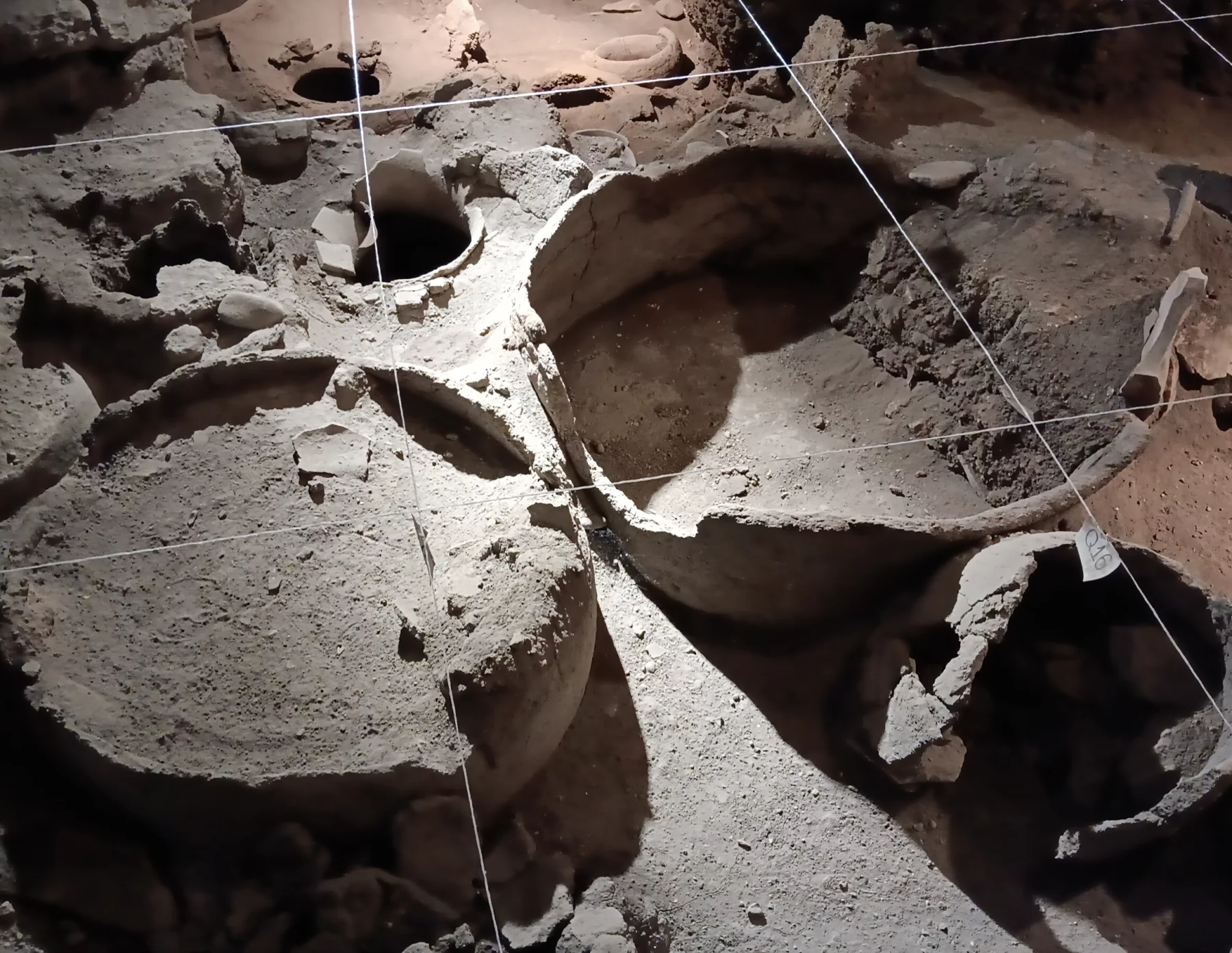 La grotte de Areni 1 Pressoir abrite le plus vieux chai au monde dans les reliefs de Vayots Dzor, le long de la rivière Arpa. Arménie